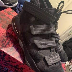 Lebron Basketball shoes